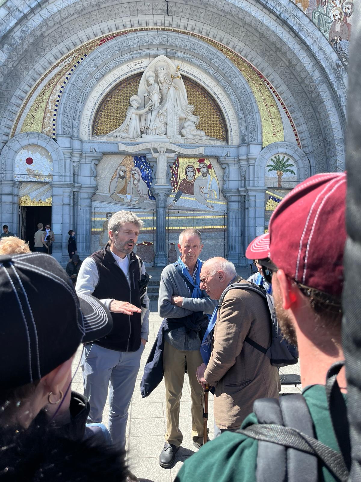 Lourdes 2024 Devant basilique Rosaire